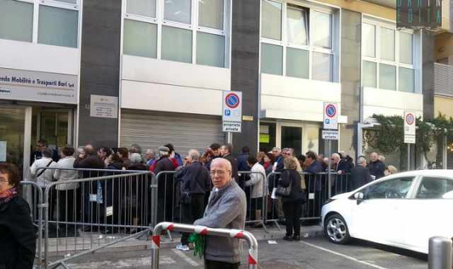 Code all'Amtab, non c'� soluzione: necessario il rinnovo per gli over 65?